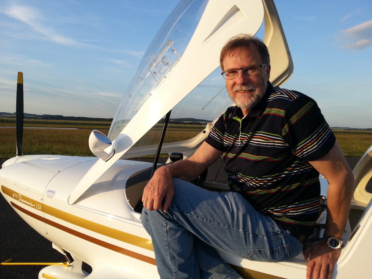 dr_doerrer_mit_flugzeug